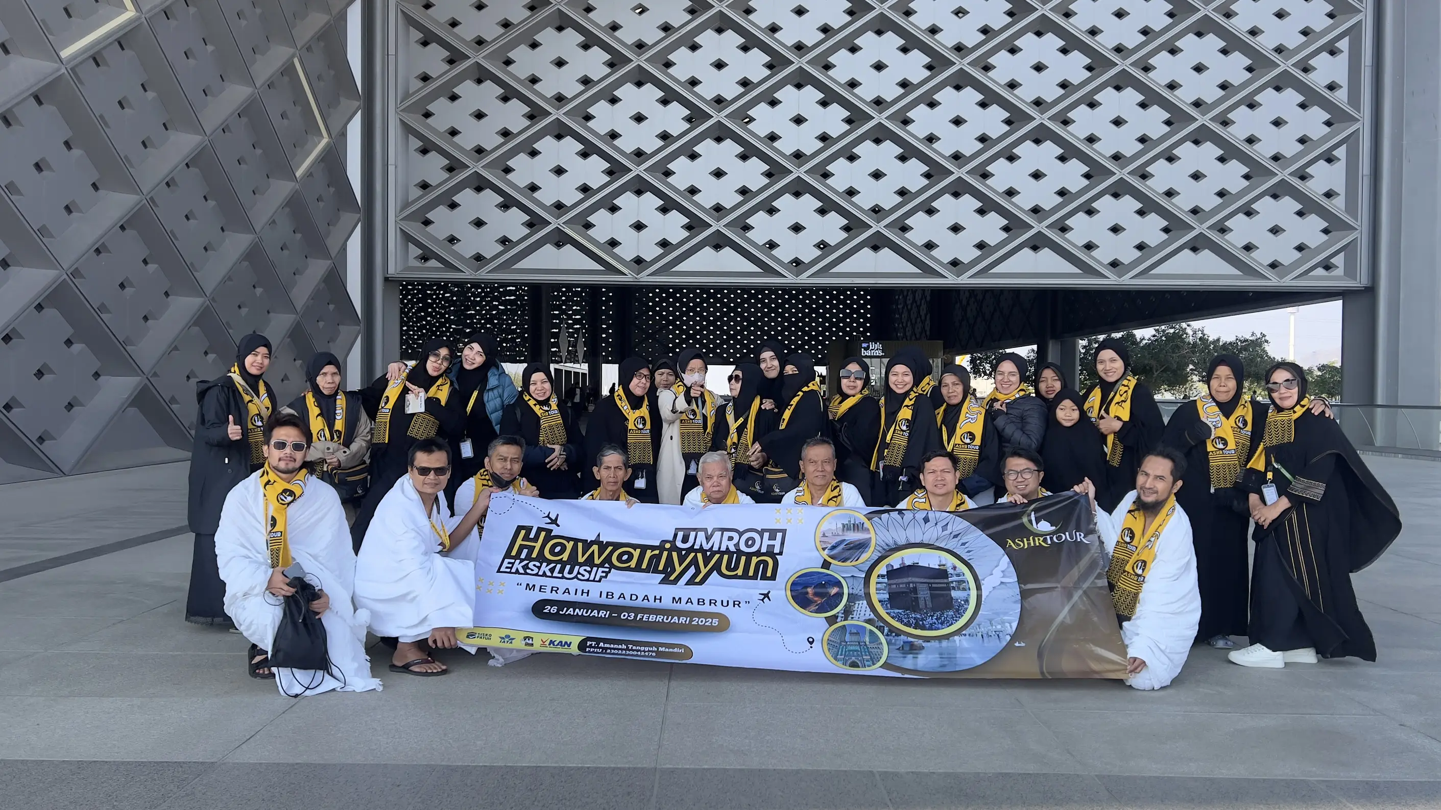 ASHR Tour group with banner