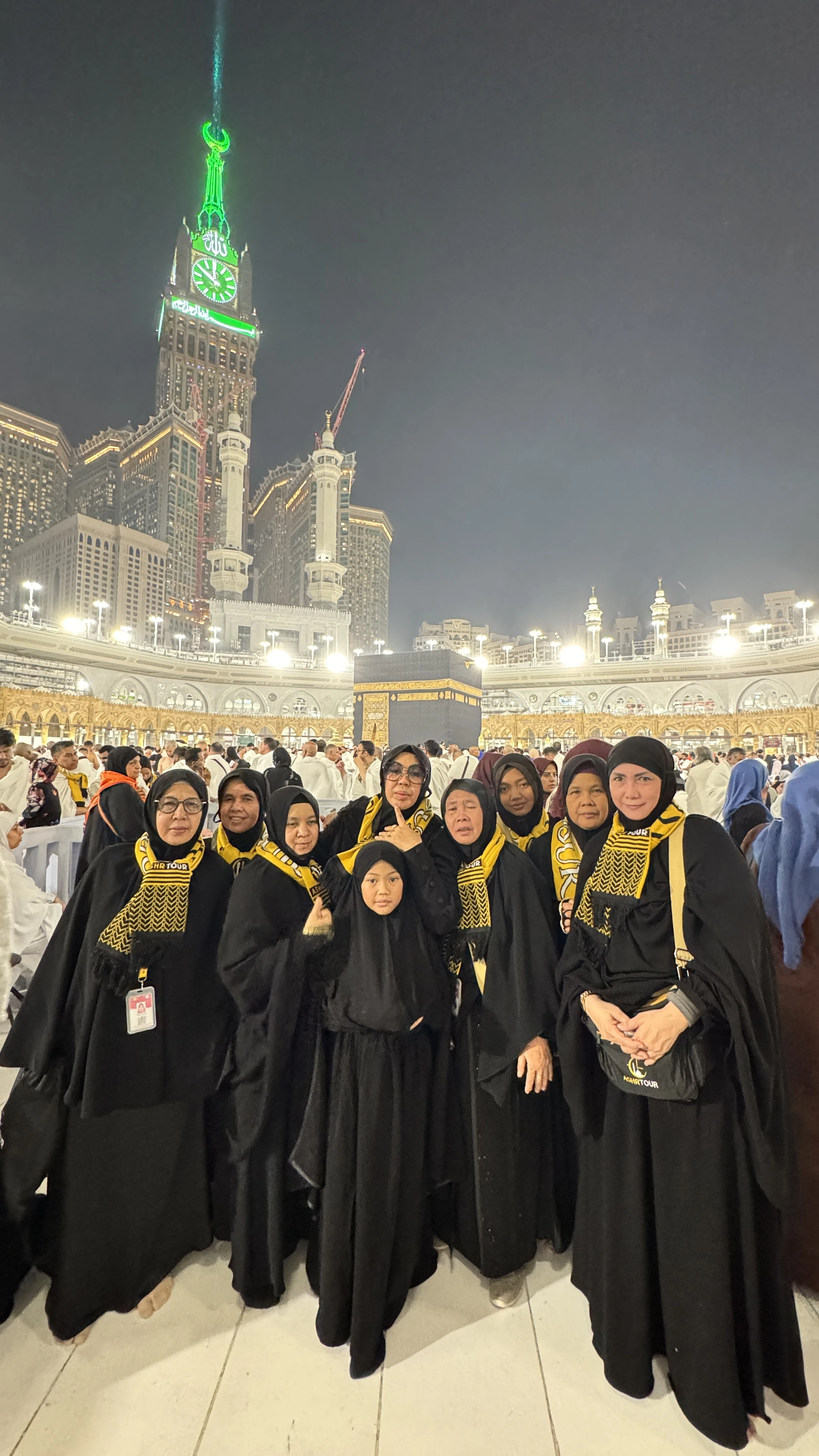 Pilgrims at Kaaba at night